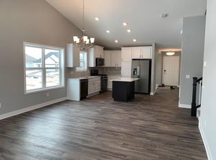 7915 182nd St, Lakeville, MN 55044