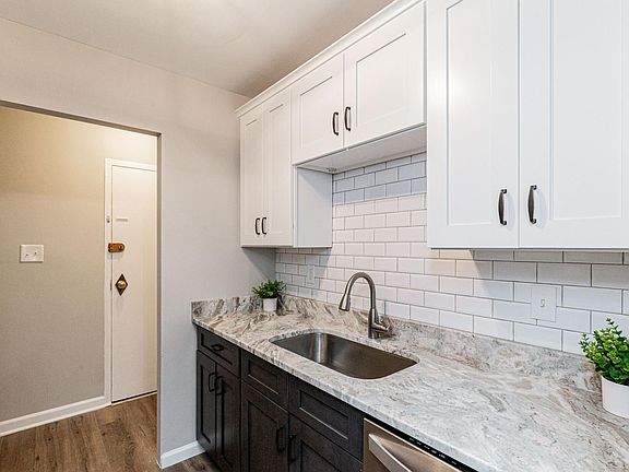 5th image of 3901 Lyndhurst Dr APT 303