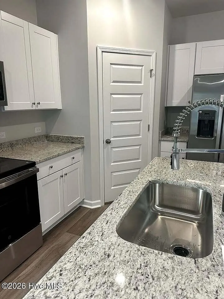4 bed, 3.0 bath, 1972 sqft, $1,900 — Photo 4