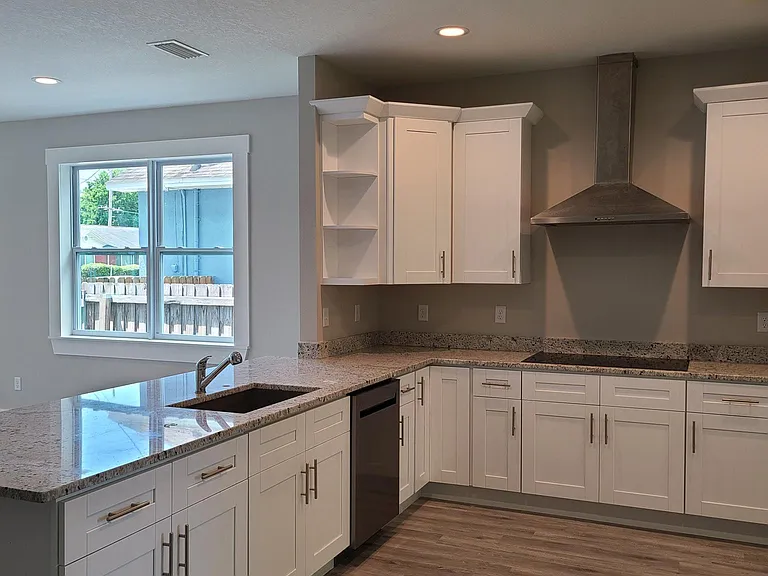 2125 W Saint Joseph St — Photo 19