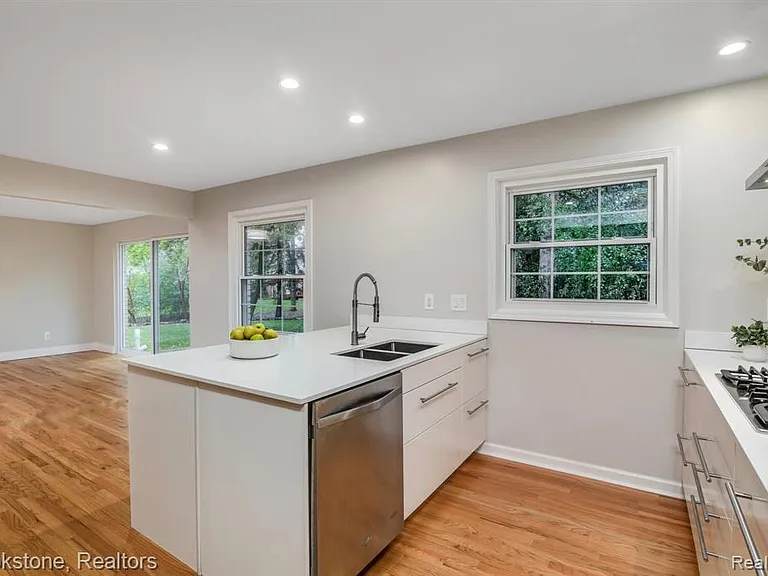 165 Woodedge Dr — Photo 7
