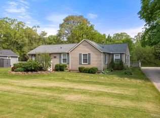 302 Casemer Rd, Lake Orion, MI 48360