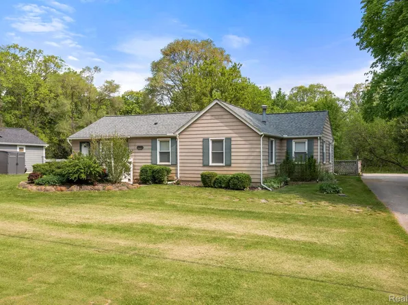 302 Casemer Rd, Lake Orion, MI 48360