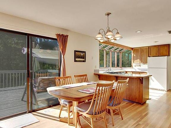 kitchen eating area