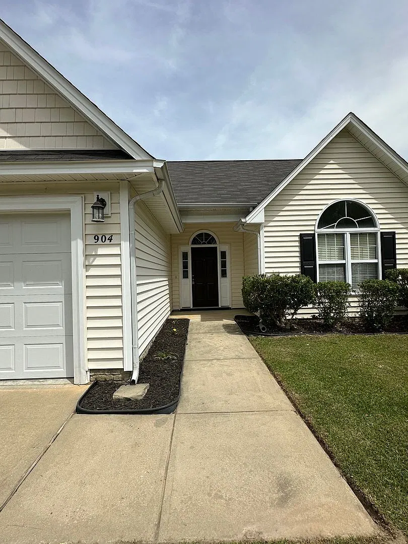 4 bedroom in Westgate! — Photo 3