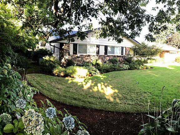 Park-like yard w/ sprinklers