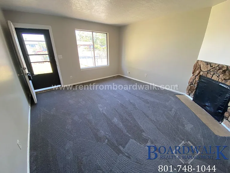 1453 W 2320 S — Photo 2