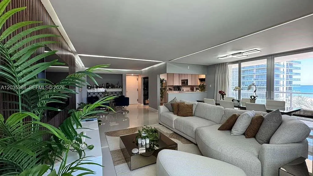 Royal Embassy Condo — Photo 1