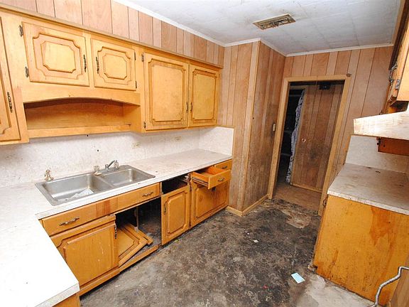 4th image of 172 Green Acres St