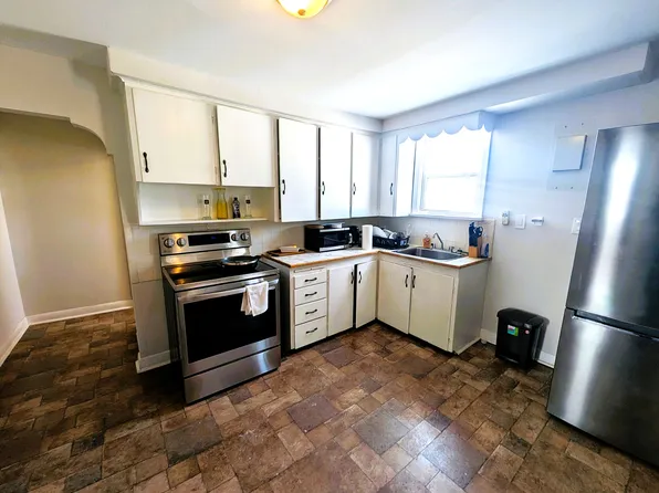 63 Pelham Rd #2, Saint Catharines, ON L2S 1R6