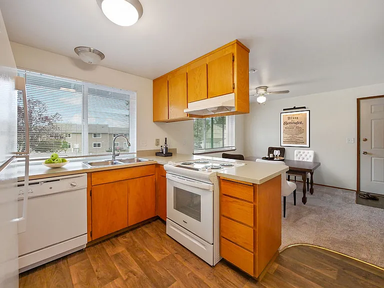 615 Watson St N #E — Photo 9