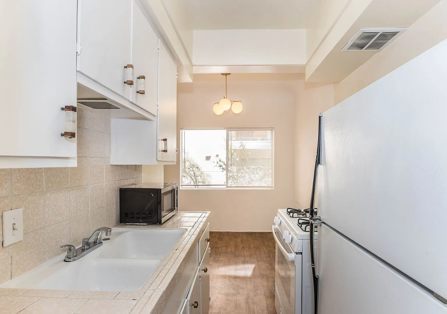 Charming 1+1 Desirable Beverly Hills Neighborhood — Photo 3