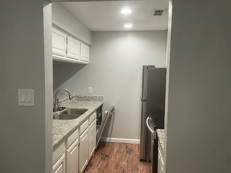 821 W Harwood Rd #D — Photo 4