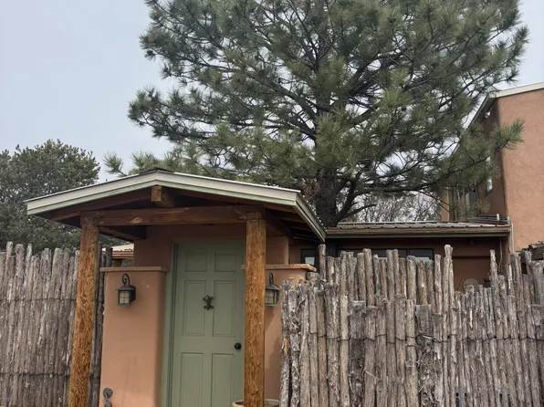 90 Leaping Powder Rd, Santa Fe, NM 87508