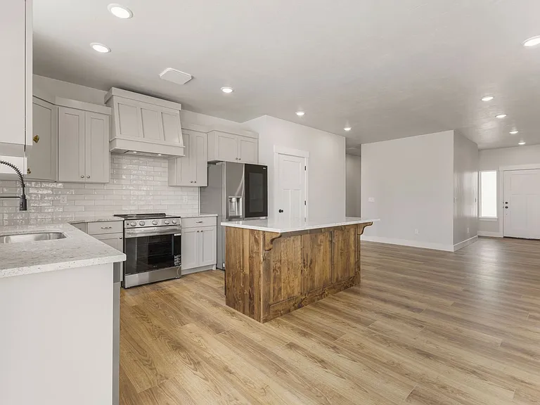 563 S Cutler Ave — Photo 10