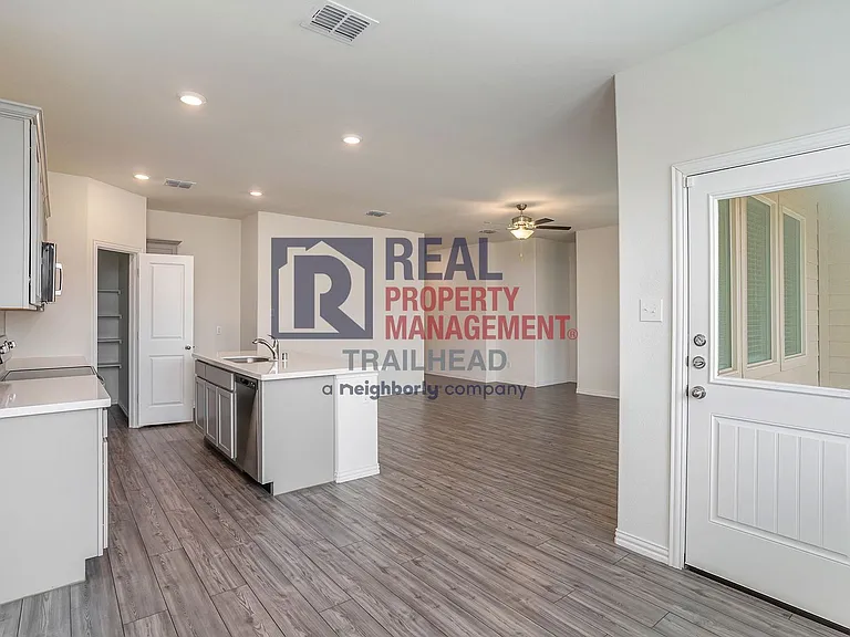 616 Fitzroy Ln — Photo 10