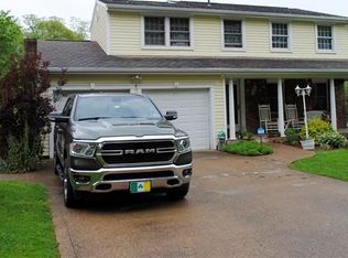 8 Greenview Dr, Jeannette, PA 15644