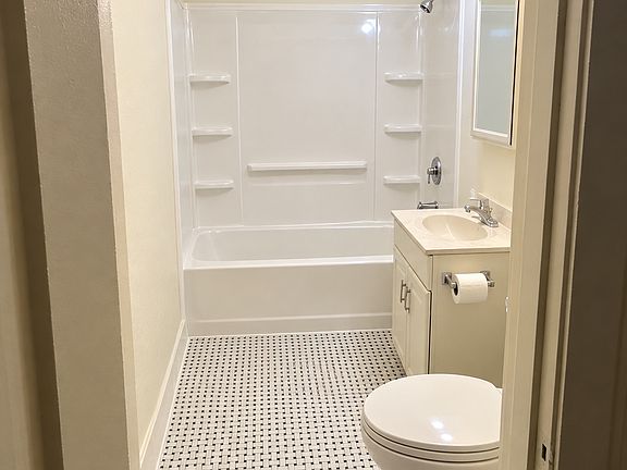 2nd image of 626 W Prairie Ave #1