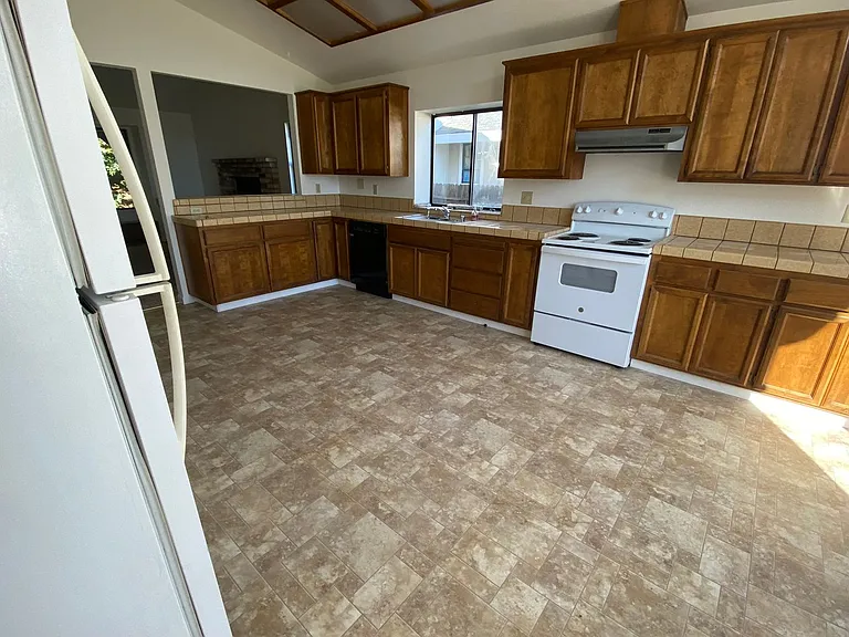 110 Castlemont Dr — Photo 6