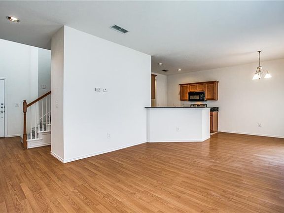 3rd image of 2810 Pasadena Ln
