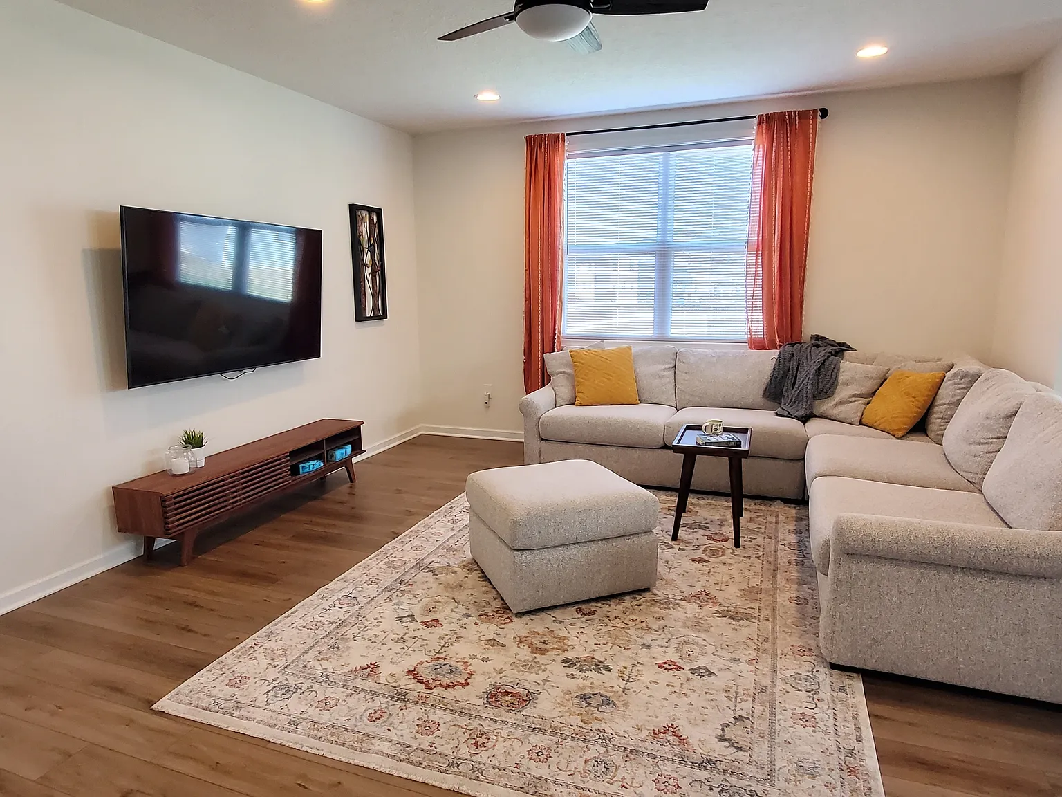 4 bed, 2.5 bath, 2839 sqft, $3,000 — Photo 2