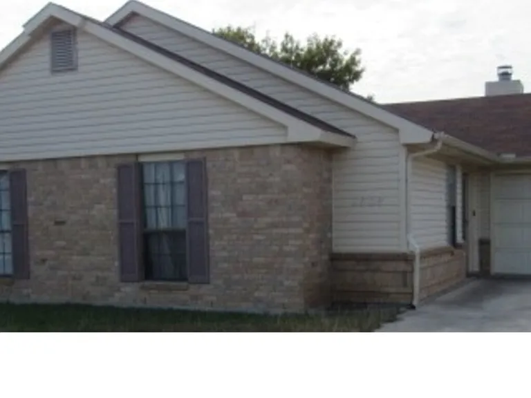2404 Fieldstone Dr — Photo 3