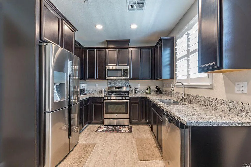 3 bed, 2.5 bath, 1812 sqft, $3,600 — Photo 3