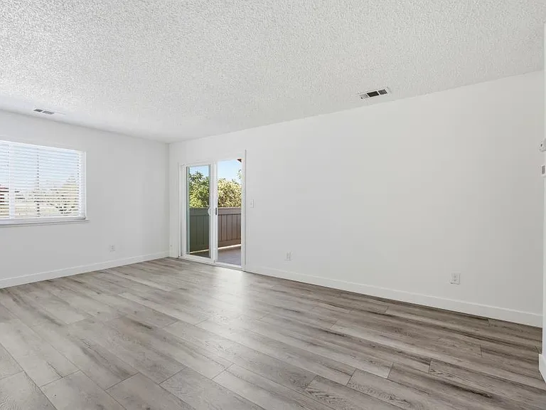 426 Cherry Ln #H — Photo 4