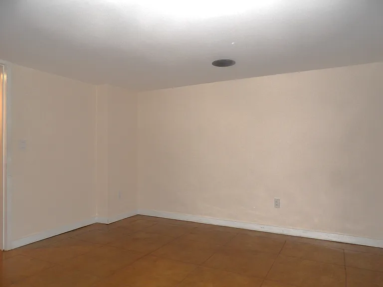 131 Montgomery St — Photo 24