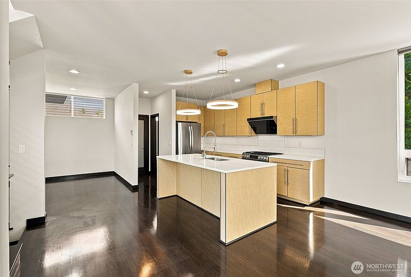 5th image of 4126 Cascadia Avenue S