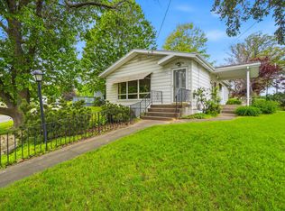 1111 Robin Rd, Muscatine, IA 52761