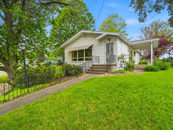 1111 Robin Rd, Muscatine, IA 52761