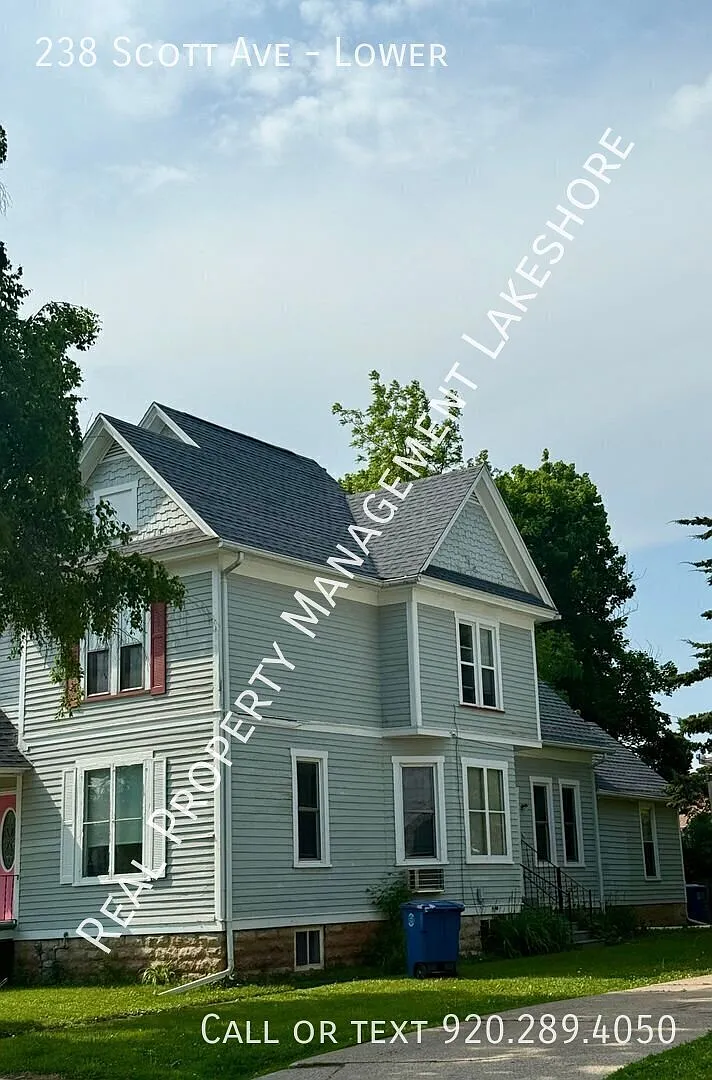 Charming 2 Bedroom Lower Flat with Heat Included Oshkosh — Photo 2