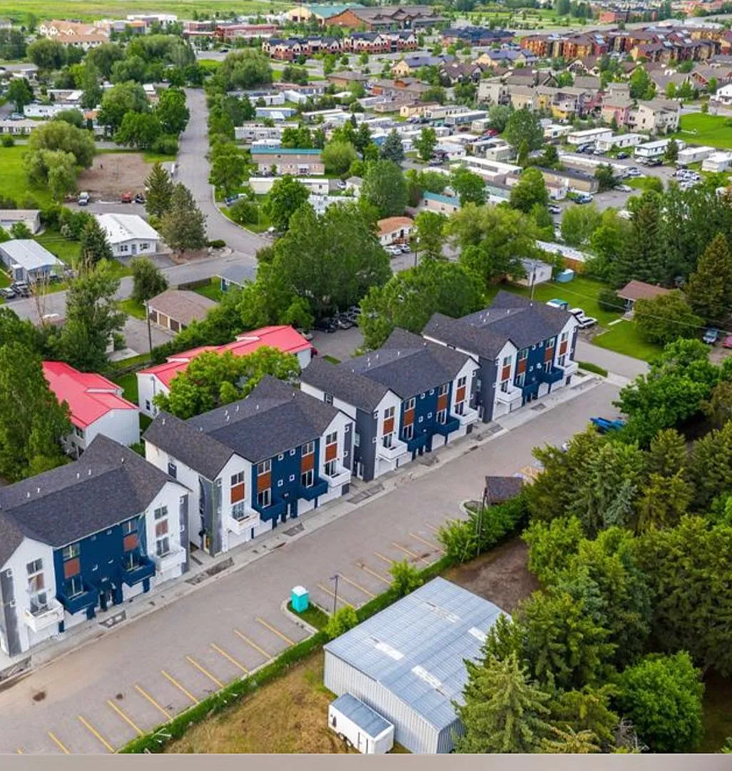 3-Story Urban Walk Up at a Modern Community * Flexible Lease Terms - 3 months, 6 months or Year L... — Photo 1