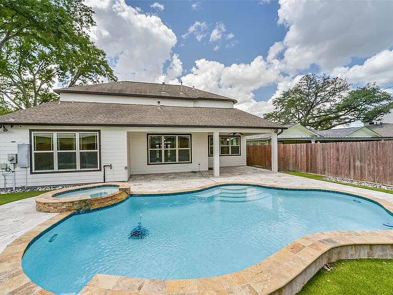 1317 Chantilly Ln — Photo 4