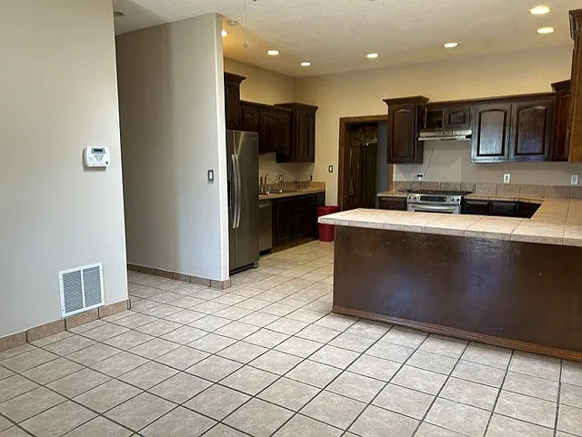 3 bed, 2226 sqft, $2,800 — Photo 4