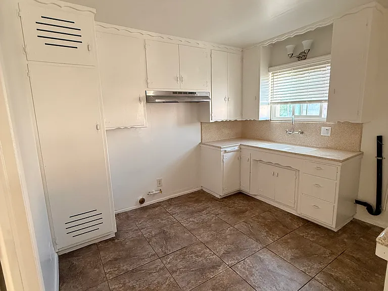 2628 Iowa Ave — Photo 10