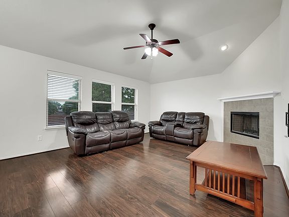 4th image of 2220 Catherine Ln
