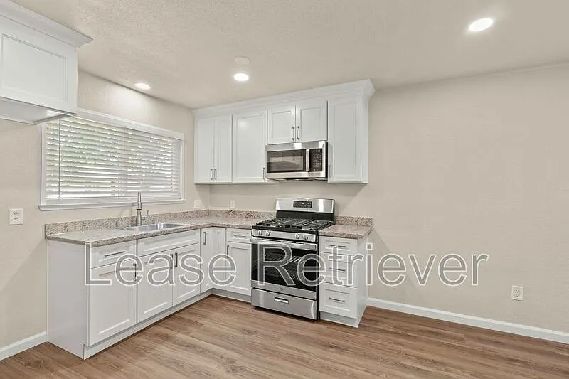 3 bed, 1.5 bath, 1065 sqft, $2,200 — Photo 3