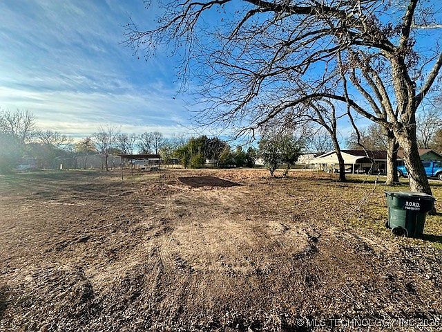 2nd image of 807 NW Dallas Dr