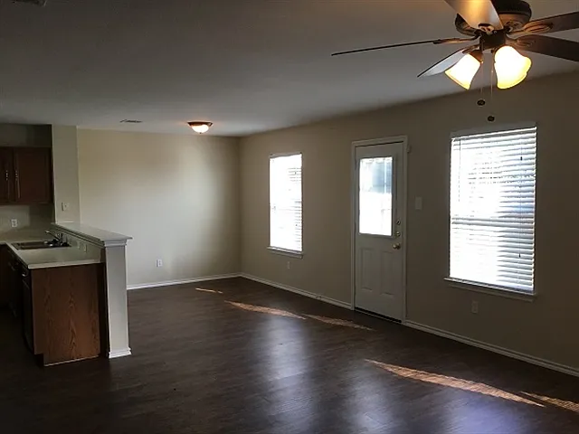 3 bed, 2.5 bath, 1699 sqft, $2,070 — Photo 4