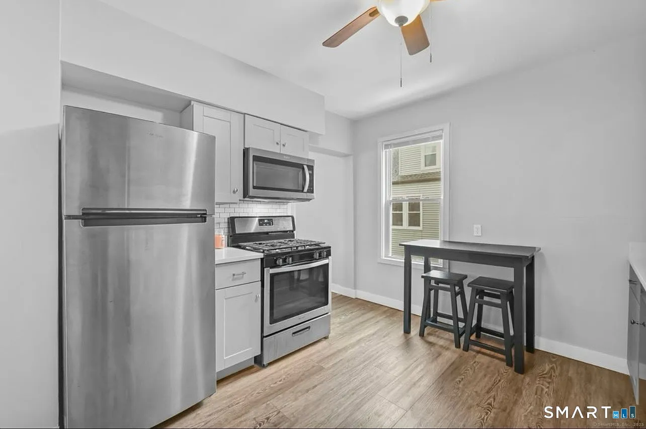 3 bed, 1.0 bath, 925 sqft, $2,400 — Photo 4
