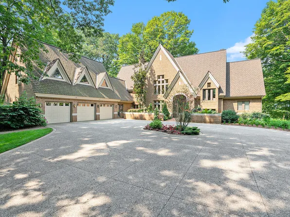 5285 Lakeshore Dr N, Holland, MI 49424