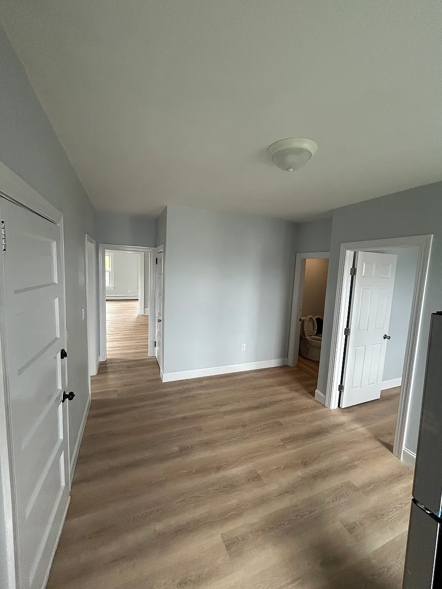 Building Photo - 644-648 King Philip St #2