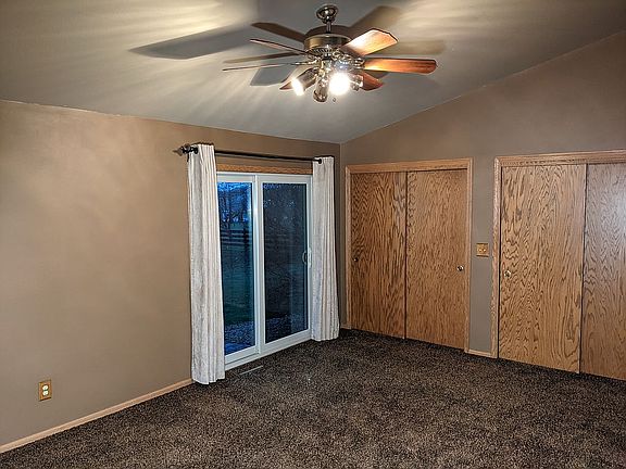 Master w/vaulted ceiling
