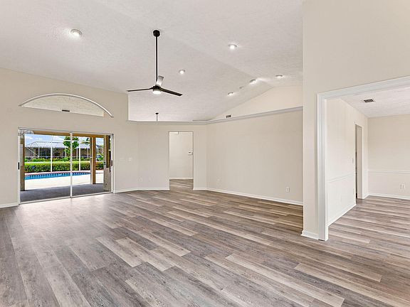 4th image of 165 SW Hawthorne Circle