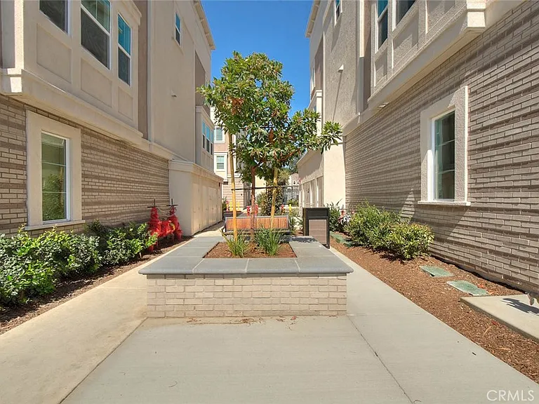 149 N 1st Ave — Photo 24