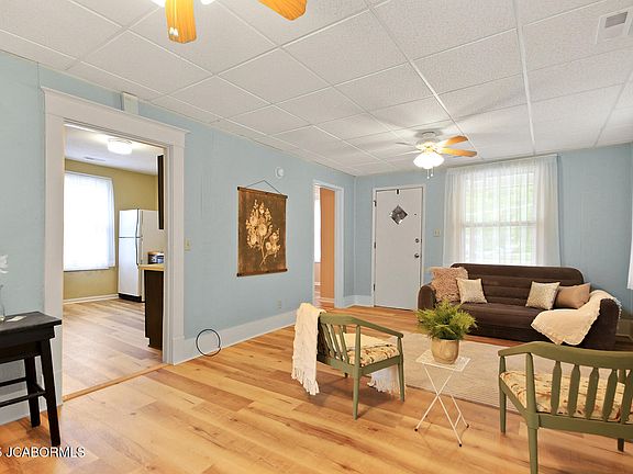 5th image of 104 N Lincoln St