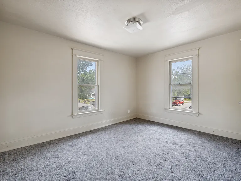 135 E Bowman St — Photo 18