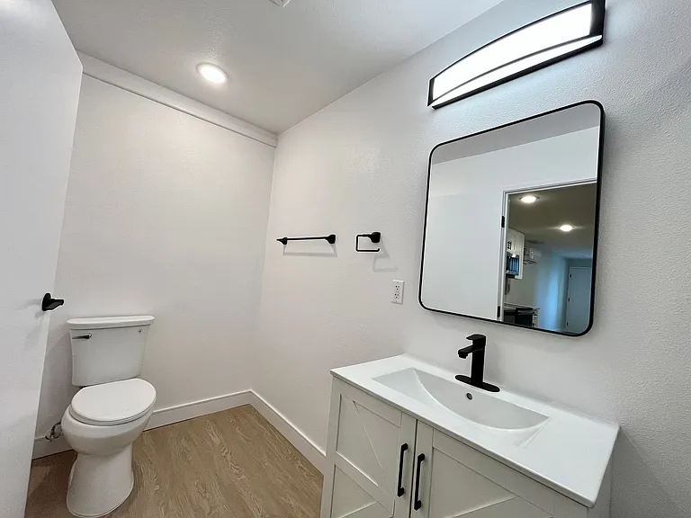 747 Gayley Ave — Photo 14